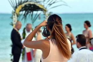 rarotonga, koken eilanden - augustus 19, 2017 - bruiloft Aan tropisch paradijs zanderig strand foto