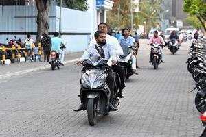 mannelijk, Maldiven - februari 17 2018 - zwaar verkeer in de straat voordat avond bidden tijd foto