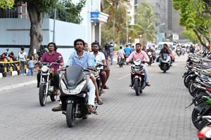 mannelijk, Maldiven - februari 17 2018 - zwaar verkeer in de straat voordat avond bidden tijd foto