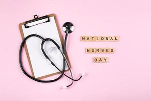 nationaal verpleegster dag vakantie achtergrond. medisch stethoscoop, wit klembord notitieboekje foto