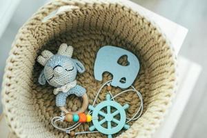 baby dingen en accessoires in gebreid mand. eco vriendelijk, nul verspilling concept. foto