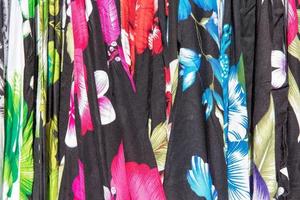 kleurrijk pareo en polynesisch jurk voor uitverkoop Bij markt foto