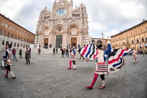 siena, Italië - maart 25 2017 - traditioneel vlag wankelt optocht foto