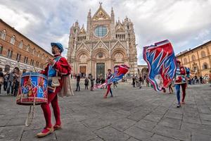 siena, Italië - maart 25 2017 - traditioneel vlag wankelt optocht foto