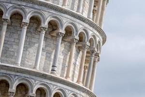 Pisa leunend toren dichtbij omhoog detail visie foto
