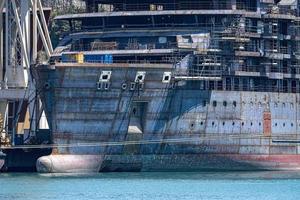 schip onder constrution in haven foto