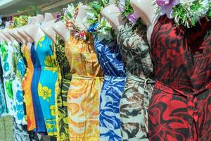 kleurrijk pareo en polynesisch jurk voor uitverkoop Bij markt foto