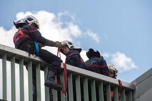 Parijs, Frankrijk - kunnen, 3 2016 - brandweer in actie Aan een brug foto