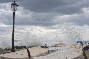 zee storm Aan genova pittoresk boccadasse dorp foto