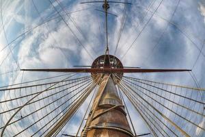 zeil schip lijkwaden detail Aan lucht foto