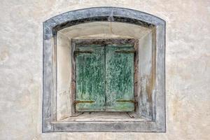oud houten venster buitenkant visie foto