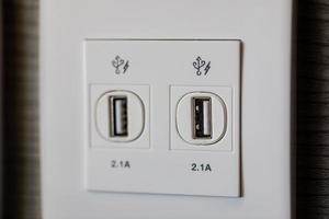 USB sleuf is gehecht naar de muur voor opladen. USB stopcontact haven met USB bewegwijzering icoon Aan houten muur achtergrond, bereid naar gebruiken. foto