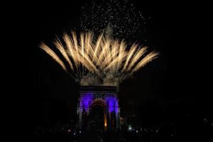 gelukkig nieuw jaar en vrolijk Kerstmis vuurwerk Aan zwart achtergrond foto