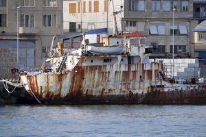 oud verroest schip in haven foto