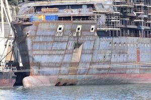 schip onder constrution in haven foto