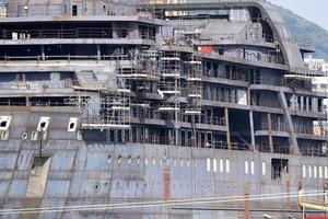 schip onder constrution in haven foto