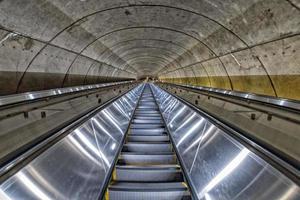 ondergronds metro metro in beweging roltrap foto