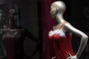 de kerstman gekleed mannequin sexy vrouw foto