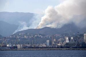 juli 2022 groot brand Aan Genua heuvels, Italië foto