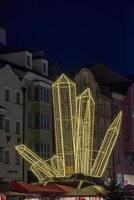 Innsbruck, Oostenrijk - december 29,2015 - stad straat met Kerstmis licht foto