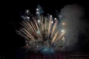 gelukkig nieuw jaar vuurwerk Aan zwart achtergrond foto