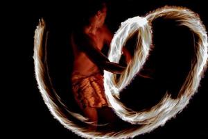 koken eilanden polynesisch danser vlammen geïsoleerd Aan zwart foto