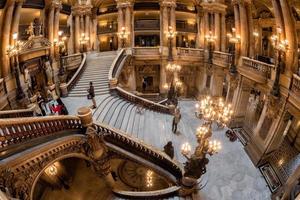 Parijs, Frankrijk - mei 3, 2016 mensen nemen afbeeldingen Bij opera Parijs foto