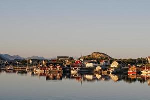 lofoten eiland Noorwegen fjord dorp panorama Bij zonsondergang foto