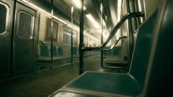 8k leeg metaal metro trein in stedelijk chicago foto