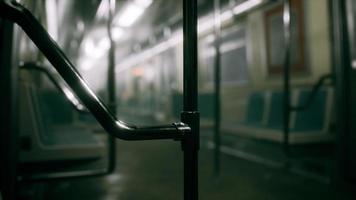 8k leeg metaal metro trein in stedelijk chicago foto