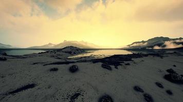spectaculair landschap van rotsachtig berg reeks gedekt met sneeuw foto