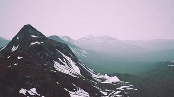 geweldig top visie door wolken naar hoog besneeuwd bergen foto