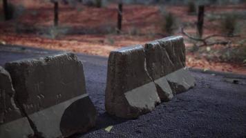 oud verroest beton weg barrière blokken foto