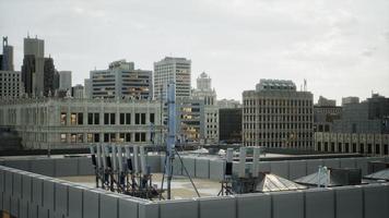 lucht conditioning Aan de dak van een gebouw foto