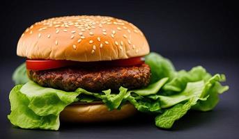 professioneel voedsel fotografie dichtbij omhoog van een een Hamburger met sla en tomaat Aan een zwart pagina foto