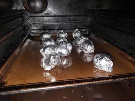 aardappelen gebakken in de keuken oven foto