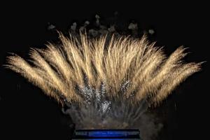 gelukkig nieuw jaar vuurwerk Aan zwart achtergrond foto