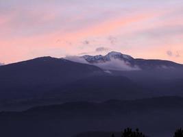 visie van vallei in de omgeving van bismantova steen een rots vorming in de toscaans-emiliaans Apennijnen Bij zonsondergang foto