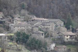 oud frassinedolo middeleeuws dorp muren in vallei in de omgeving van bismantova steen in de buurt castelnovo ne monti foto