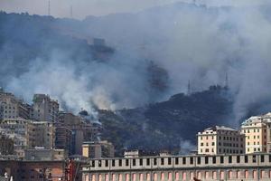 Genua, Italië - augustus 9 2017 - brand brandend in de buurt stad- foto