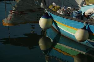 Malta kleurrijk geschilderd visvangst boot in Marsaxlokk dorp foto