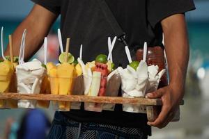 fruit voor uitverkoop verkoper Aan Mexicaans zanderig strand foto