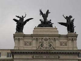 sculpturen Aan een top van formento paleis ministerie van landbouw in Madrid foto