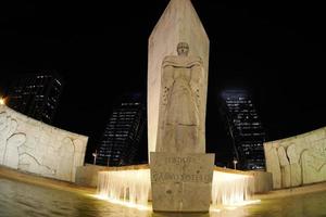 sotelo monument beeldhouwwerk Bij nachten in de buurt plein Castilla in Madrid, Spanje, 2022 foto