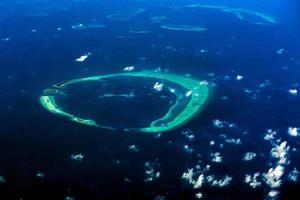 Maldiven atol antenne visie landschap atol en eilanden foto