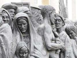 Rome, Italië - november 25, 2022, migranten monument beeldhouwwerk in Vaticaan plaats st. peter's plein in Rome foto