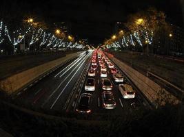 verkeer jam in Madrid Castilla plaats Bij nacht met auto lichten sporen foto