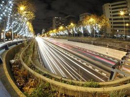 verkeer jam in Madrid Castilla plaats Bij nacht met auto lichten sporen foto