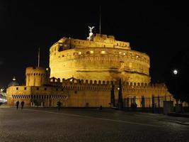 nacht visie van castel sant'angelo in Rome, Italië. kasteel van de heilig engel foto