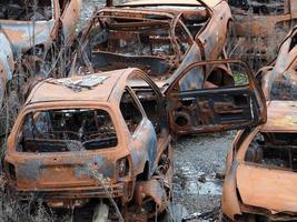 autokerkhof oud verroest auto veld- foto